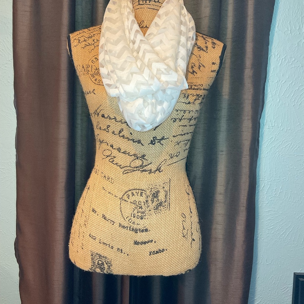 Elegant White Chevron Infinity Scarf (like NEW)